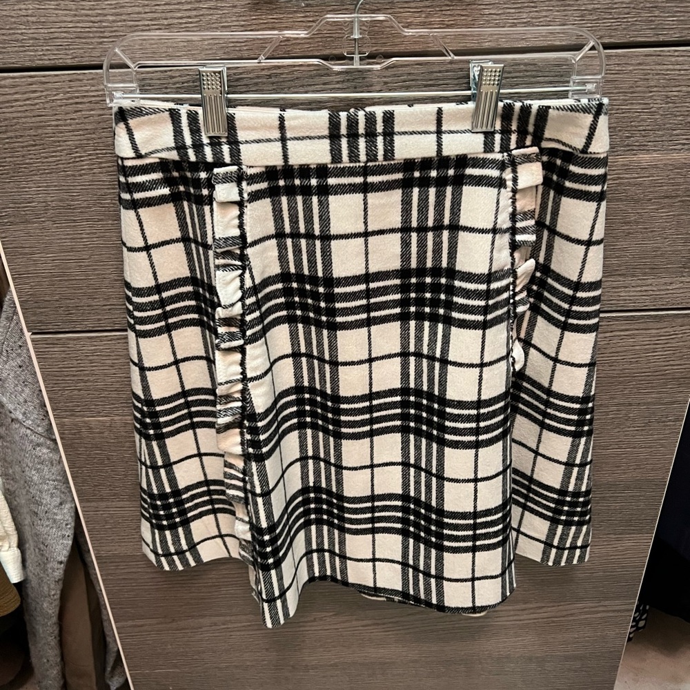 Loft factory white and black check skirt with ruffled pleats - size 4, like new